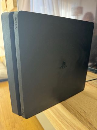 PS4 1TB + 2 Mandos + 8 Juegos prácticamente nueva 