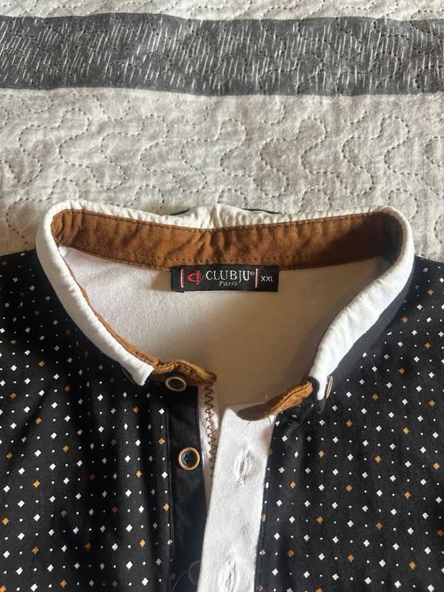 Polo hombre negro con puntos