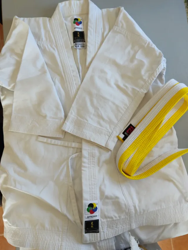 Kimono Karate Blanco con Cinturón Amarillo