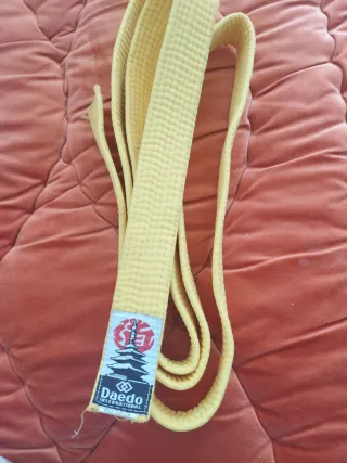 Cinturón de kárate amarillo Daedo