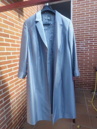 Vestido y chaqueta plateados. Marca tina prieto 