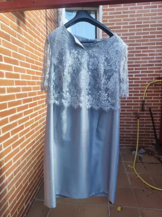 Vestido y chaqueta plateados. Marca tina prieto 
