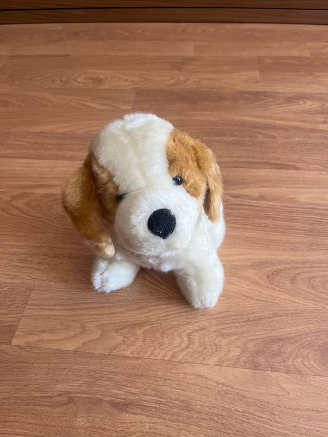 Peluche perro marrón y blanco