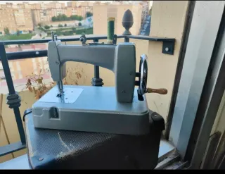 Máquina de coser antigua portátil