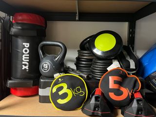 Conjunto material gimnasio: pesas, saco, mancuerna