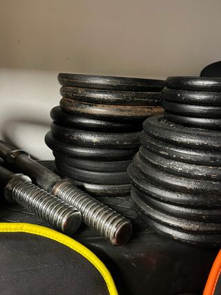 Conjunto material gimnasio: pesas, saco, mancuerna