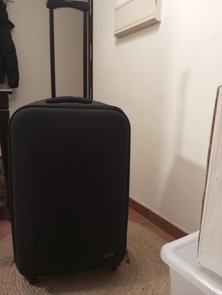 Maleta de viaje negra con ruedas