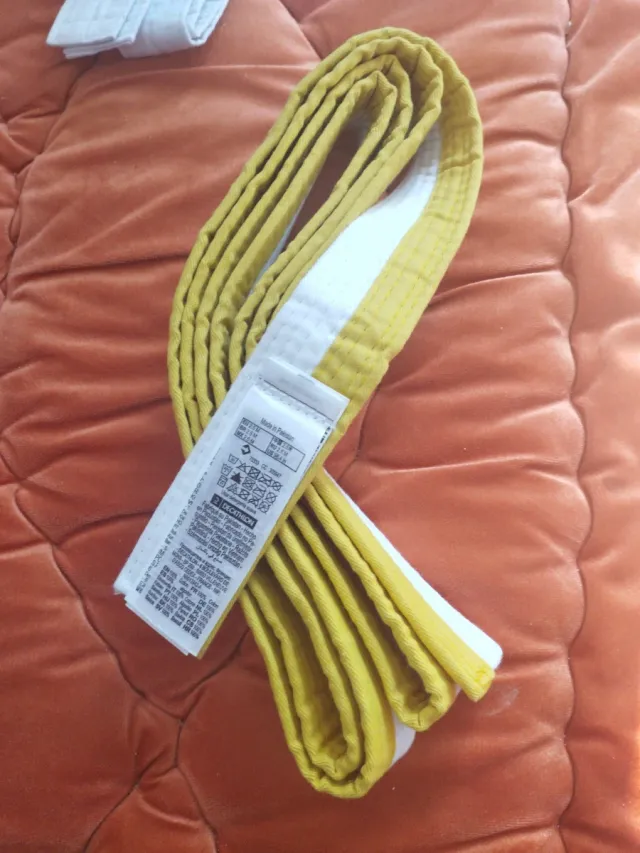 Cinturón amarillo blanco kárate
