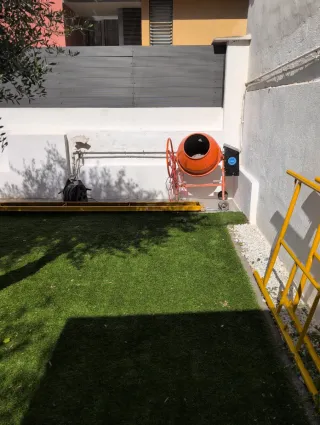 Andamio y hormigonera naranja