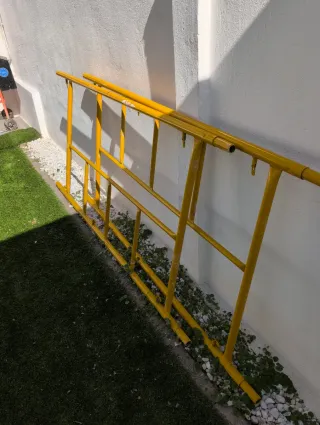Andamio y hormigonera naranja