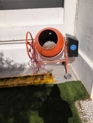 Andamio y hormigonera naranja
