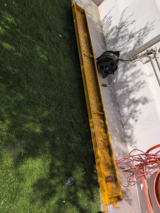 Andamio y hormigonera naranja