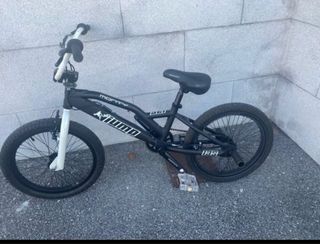 Bicicleta BMX Monty negra con detalles blancos