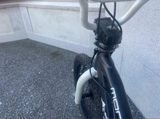 Bicicleta BMX Monty negra con detalles blancos
