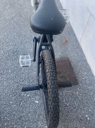 Bicicleta BMX Monty negra con detalles blancos