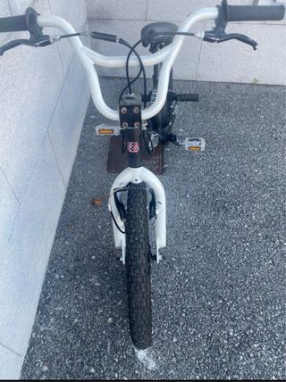 Bicicleta BMX Monty negra con detalles blancos