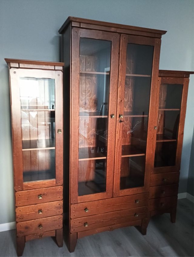 Muebles de madera y cristal