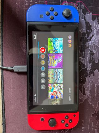 Nintendo Switch con mandos azul y rojo + funda 