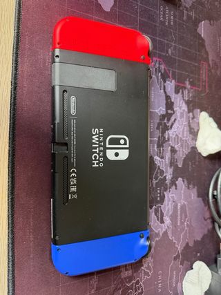 Nintendo Switch con mandos azul y rojo + funda 