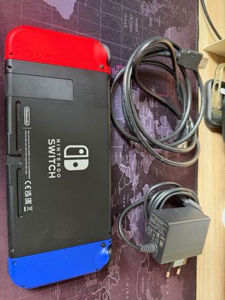 Nintendo Switch con mandos azul y rojo + funda 