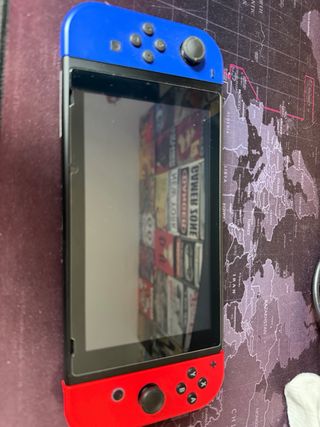 Nintendo Switch con mandos azul y rojo + funda 