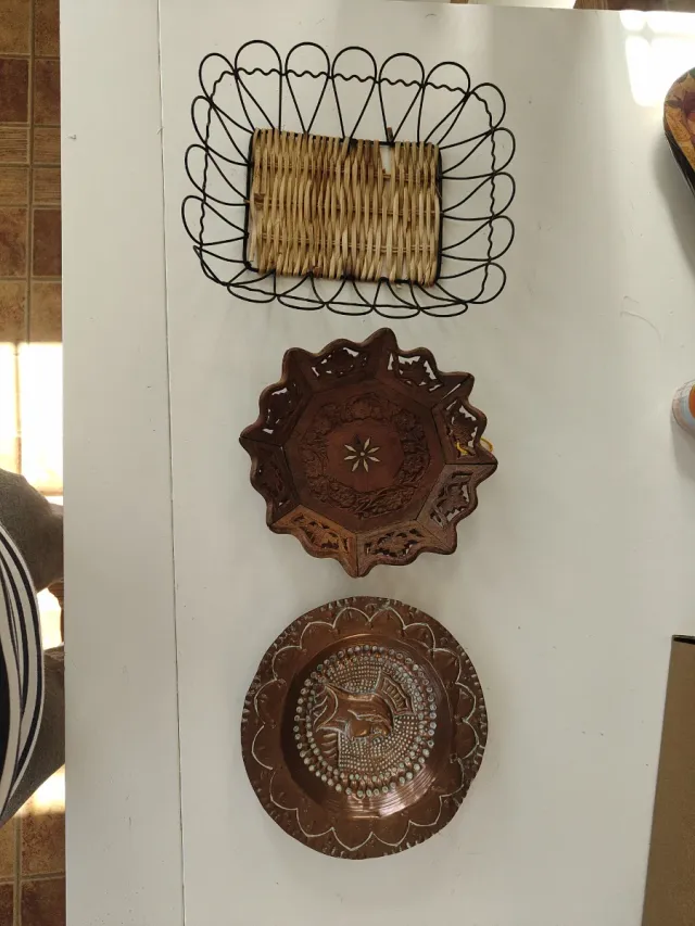 Bandeja mimbre y 2 platos madera/latón