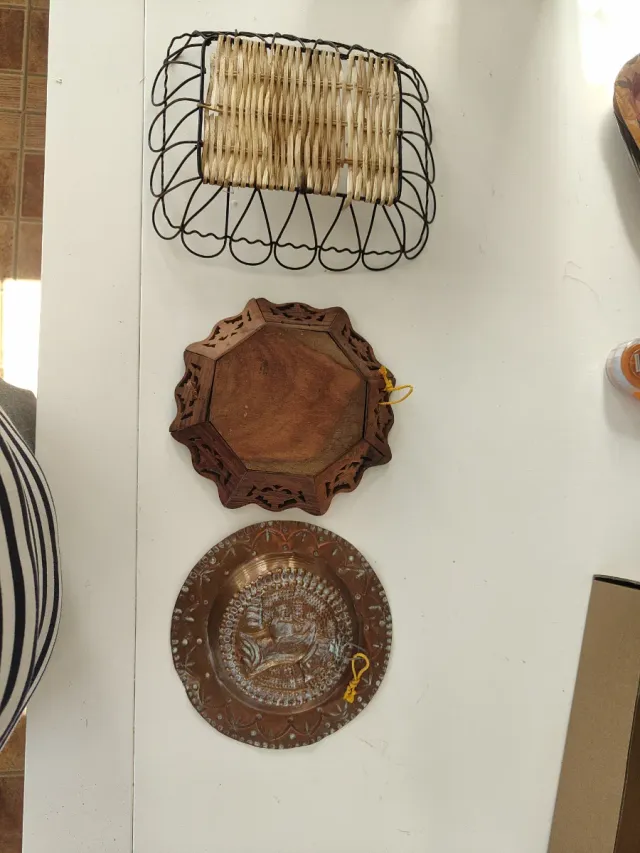 Bandeja mimbre y 2 platos madera/latón