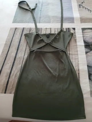 Vestido verde militar con tirantes