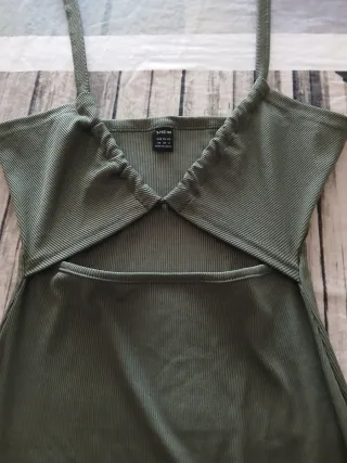 Vestido verde militar con tirantes