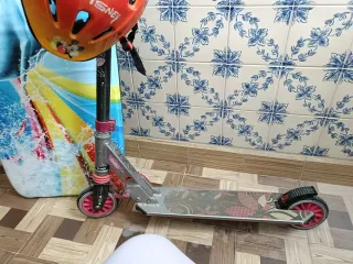 Trotinete, prancha e capacete infantil