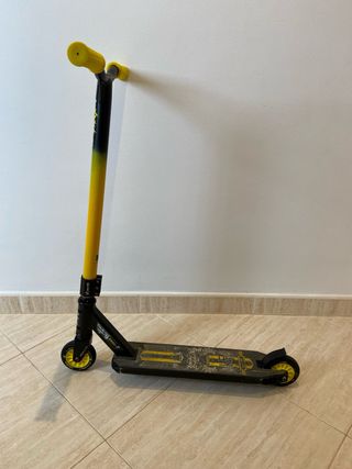 Patinete de acrobacias amarillo y negro
