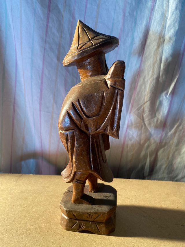 Figura de madera tallada