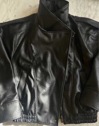 Cazadora efecto piel Zara Talla XS