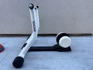 Rodillo Bkool One y Soporte Rueda Delantera Elite