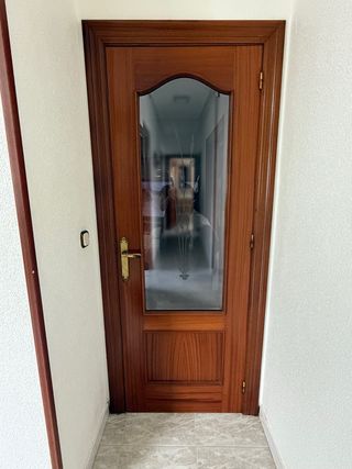 Puerta de paso abatible de madera maciza y cristal