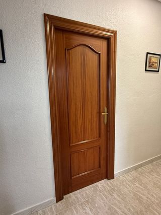Puerta de paso abatible de madera maciza y cristal