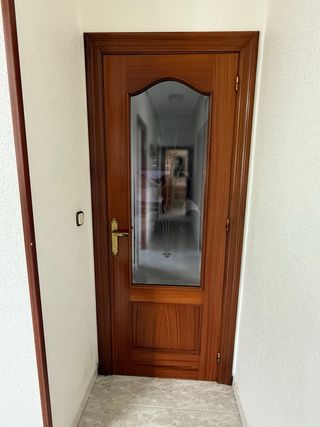 Puerta de paso abatible de madera maciza y cristal