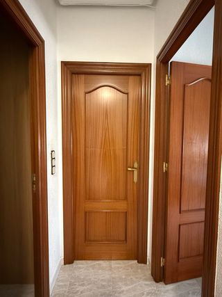Puerta de paso abatible de madera maciza y cristal