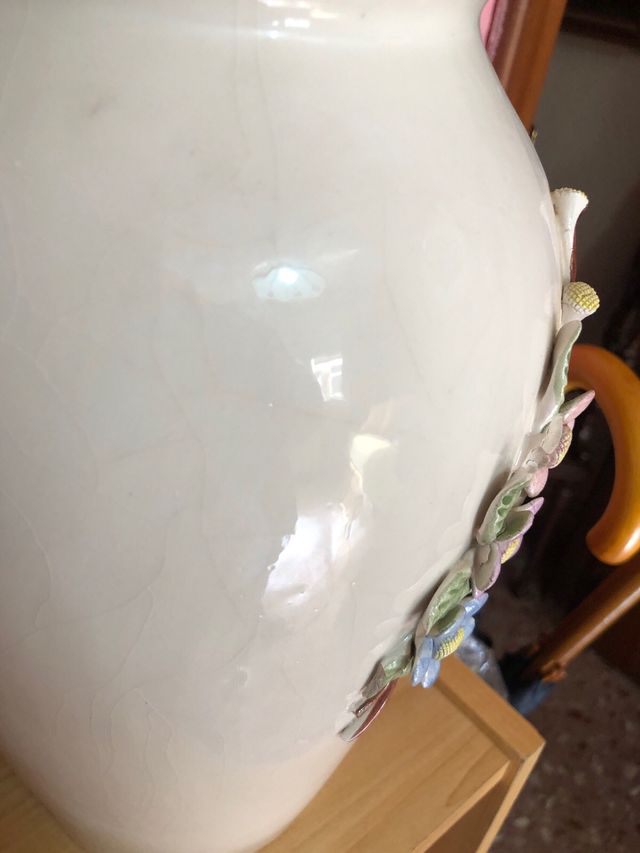 Jarrón de cerámica con flores