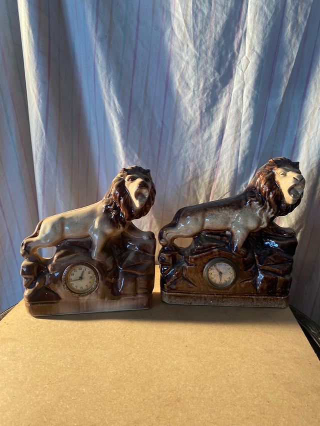 Pareja de relojes león antiguos