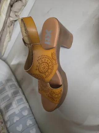 Sandalias cuña Xti marrón y amarillo