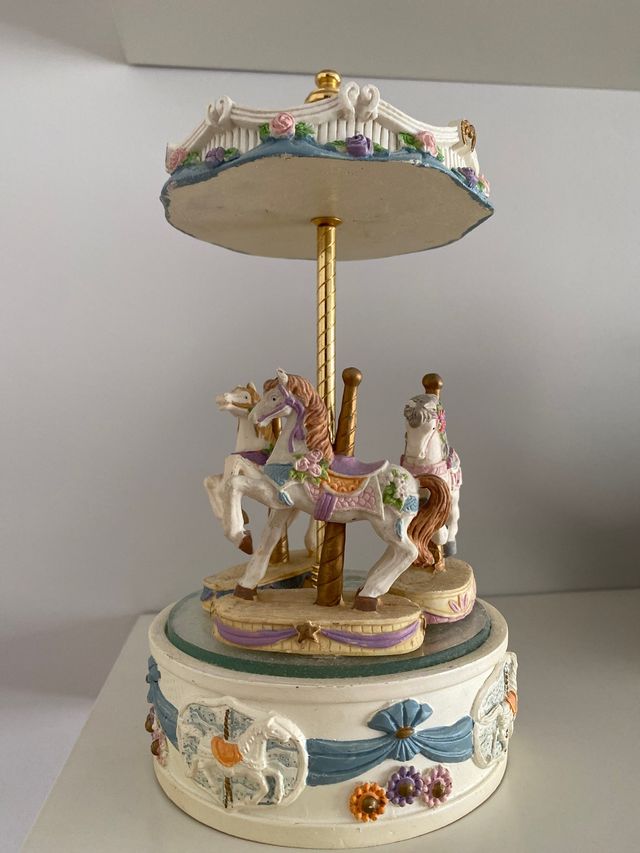 Carrusel de caballos decorativo