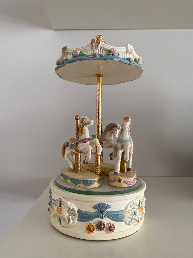 Carrusel de caballos decorativo