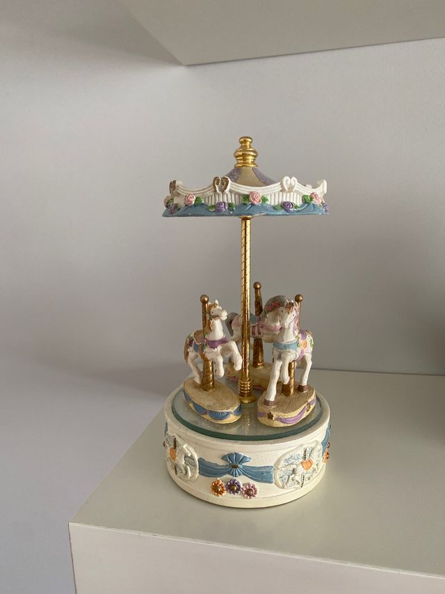 Carrusel de caballos decorativo