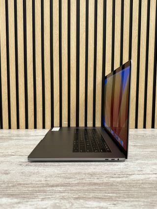 MacBook Pro 15" 2017 i7 16gb 500gb SSD