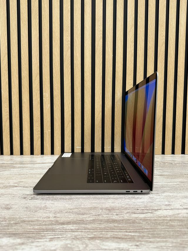 MacBook Pro 15" 2017 i7 16gb 500gb SSD