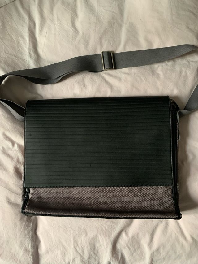 Bolso bandolera Ikea negro y gris