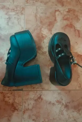 Zapatos negros de plataforma con murciélagos
