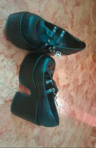 Zapatos negros de plataforma con murciélagos