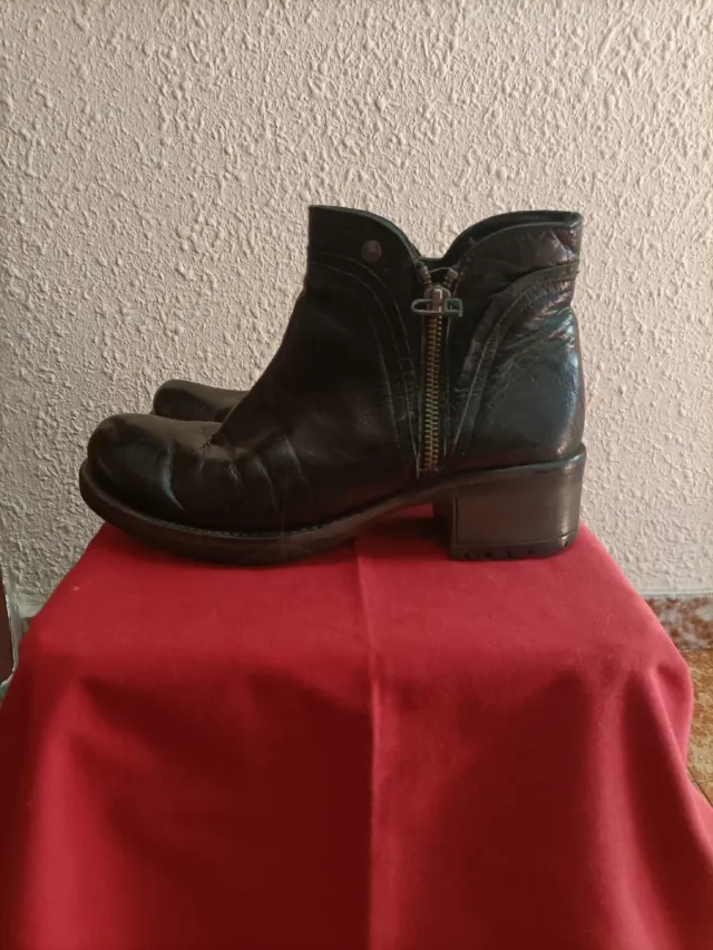 Botines de piel negros